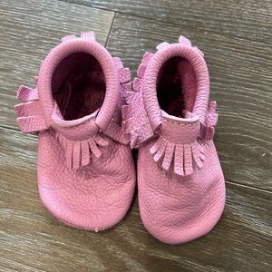 Freshly Picked moccs - size 4 - lavender/light pink